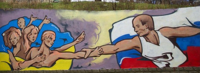 Путин спасает Крым. Граффити в Симферополе / Фото: sharknews.ru