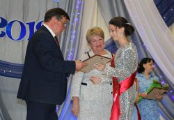 А.И. Пузырев и Л.Г. Ситова поздравили и наградили лучших учеников