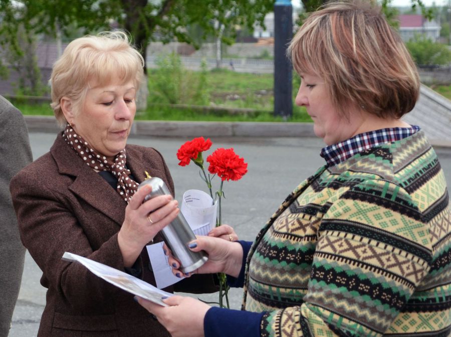 Представители городского совета ветеранов передают капсулу с землёй и документы С. Н. Зубарева в городской музей.