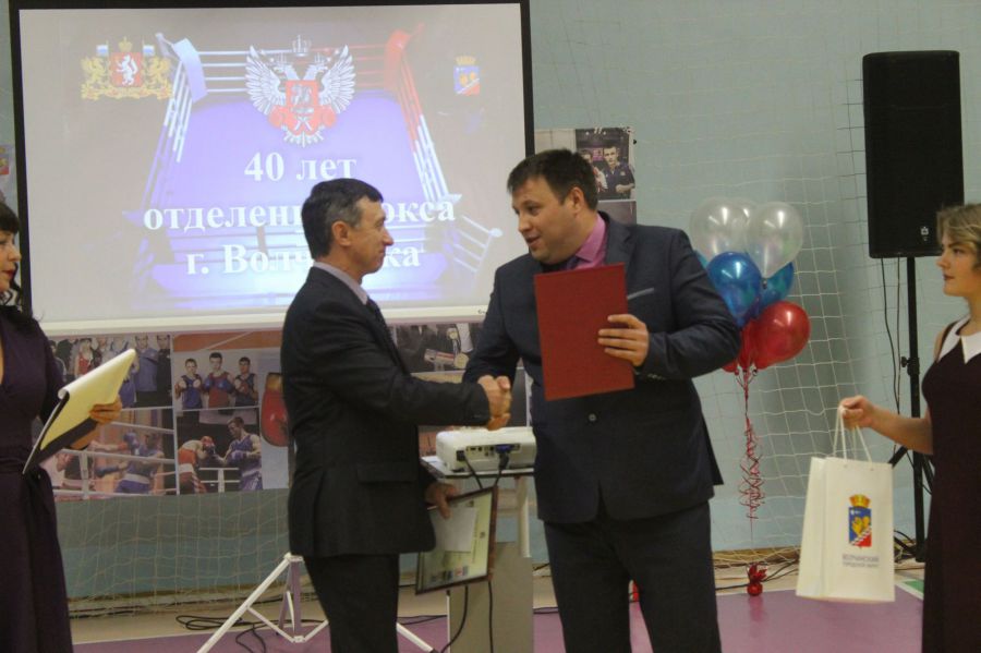 А.В. Вервейн вручает награду С.К. Ахматдинову. 