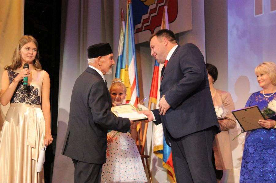 Глава Волчанска А.В. Вервейн награждает  Н. М. Сафина  на торжественном вечере в честь дня города. 
