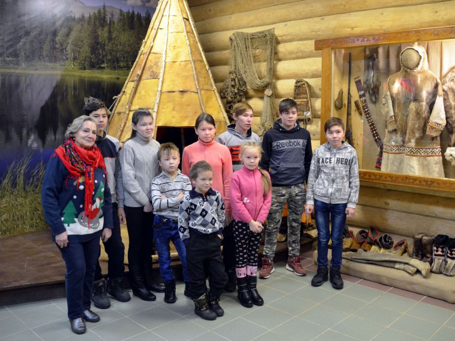 Дина Герасимова (слева) с детьми манси в обновленном «Мансийском зале» Ивдельского музея.