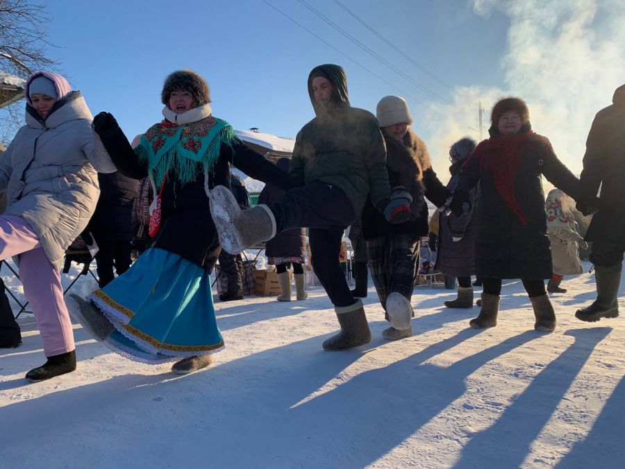 Вдоль дорожки выстроились в ряд