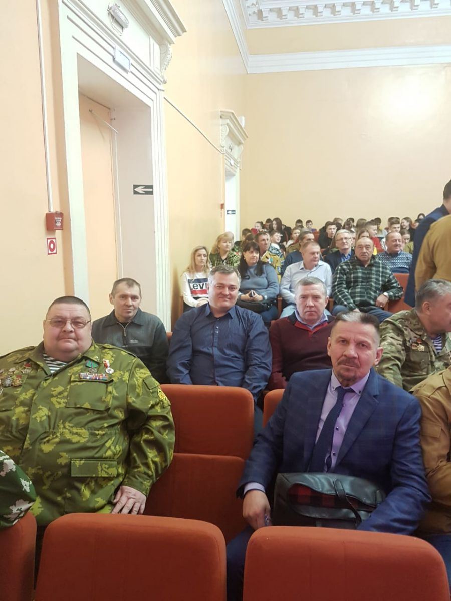 Во втором ряду, слева направо: Р. Якупов,  А. Коробинцев, П. Воронин.