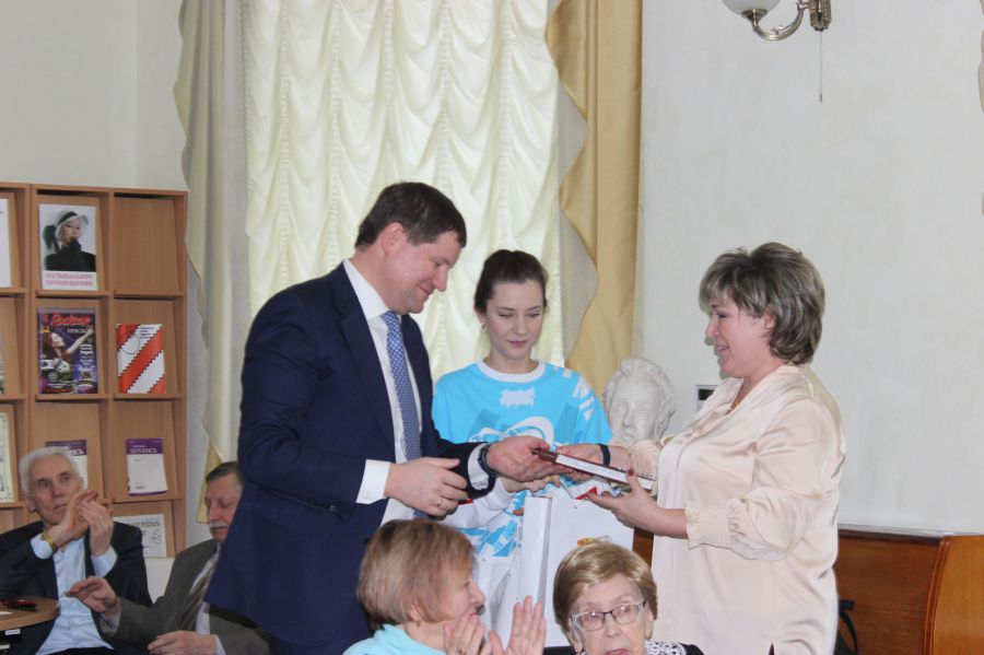 И. Бородулина  вручает книгу  С. Бидонько.