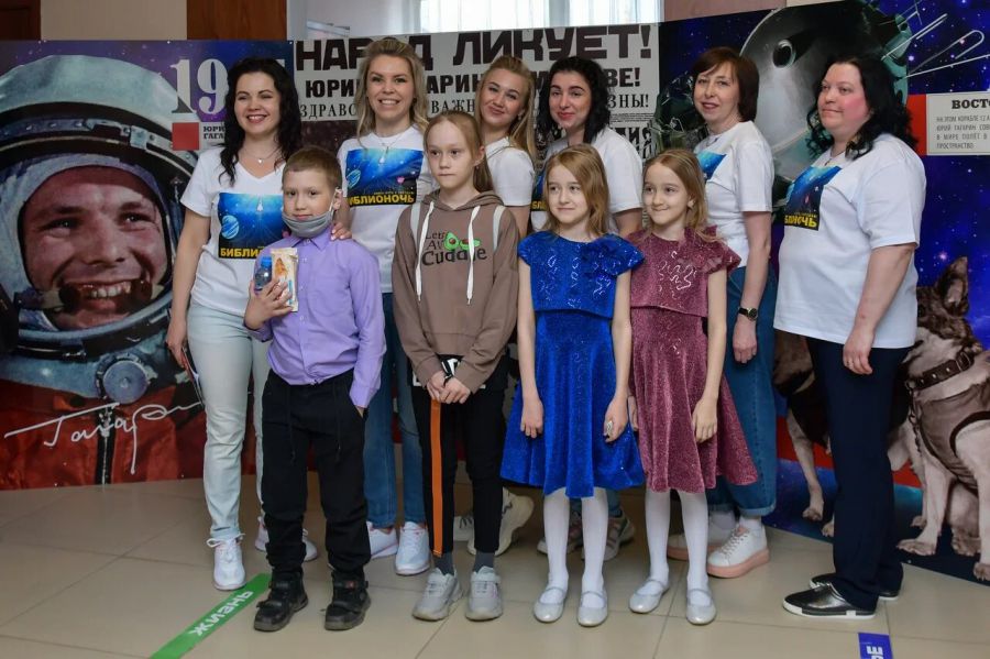 Библиотекари города с юными читателями.