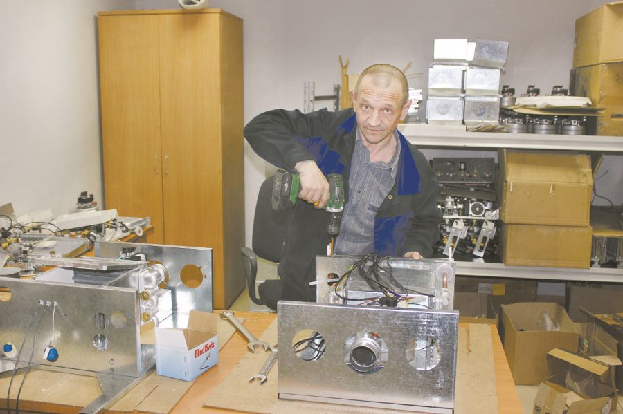 В.А. Зеленкин производит сборку газовых котлов.