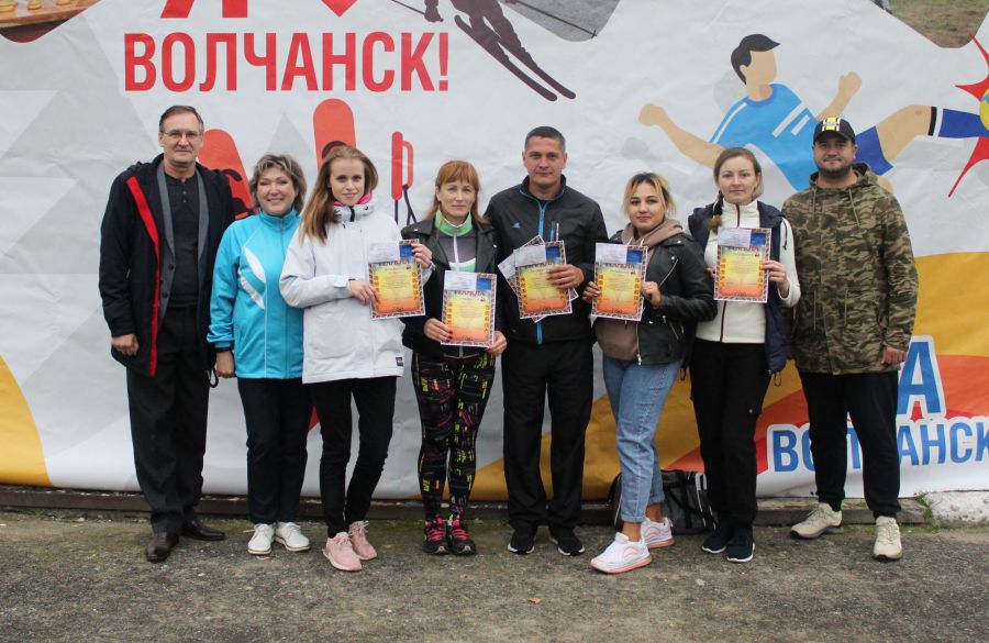 Первое мероприятие нового директора ДЮСШ - спартакиада среди работников бюджетных организаций Волчанска  11 сентября 2020 года. На фото С.В. Анисимов (1-й слева), И.В. Бородулина и главный судья соревнований А. Зыков  с командой школы № 26, занявшей первое место. Подробнее расскажем в следующем номере.