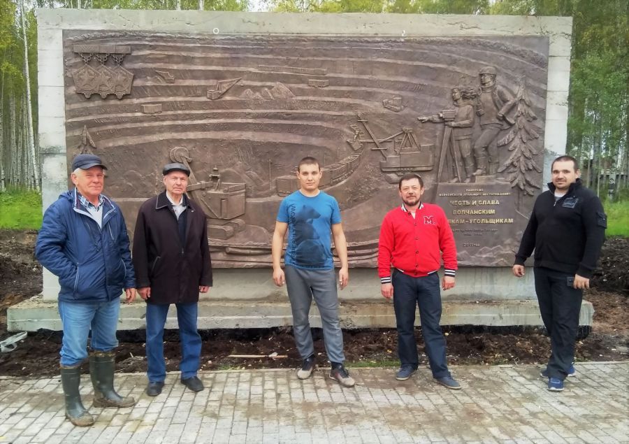 В день установки панорамы. Слева направо: Е.К. Захаров, главный инженер УГХ,  К.Ф. Отраднов,  4-й слева - В. Булычев с помощниками. Фото В. Зиннера. 