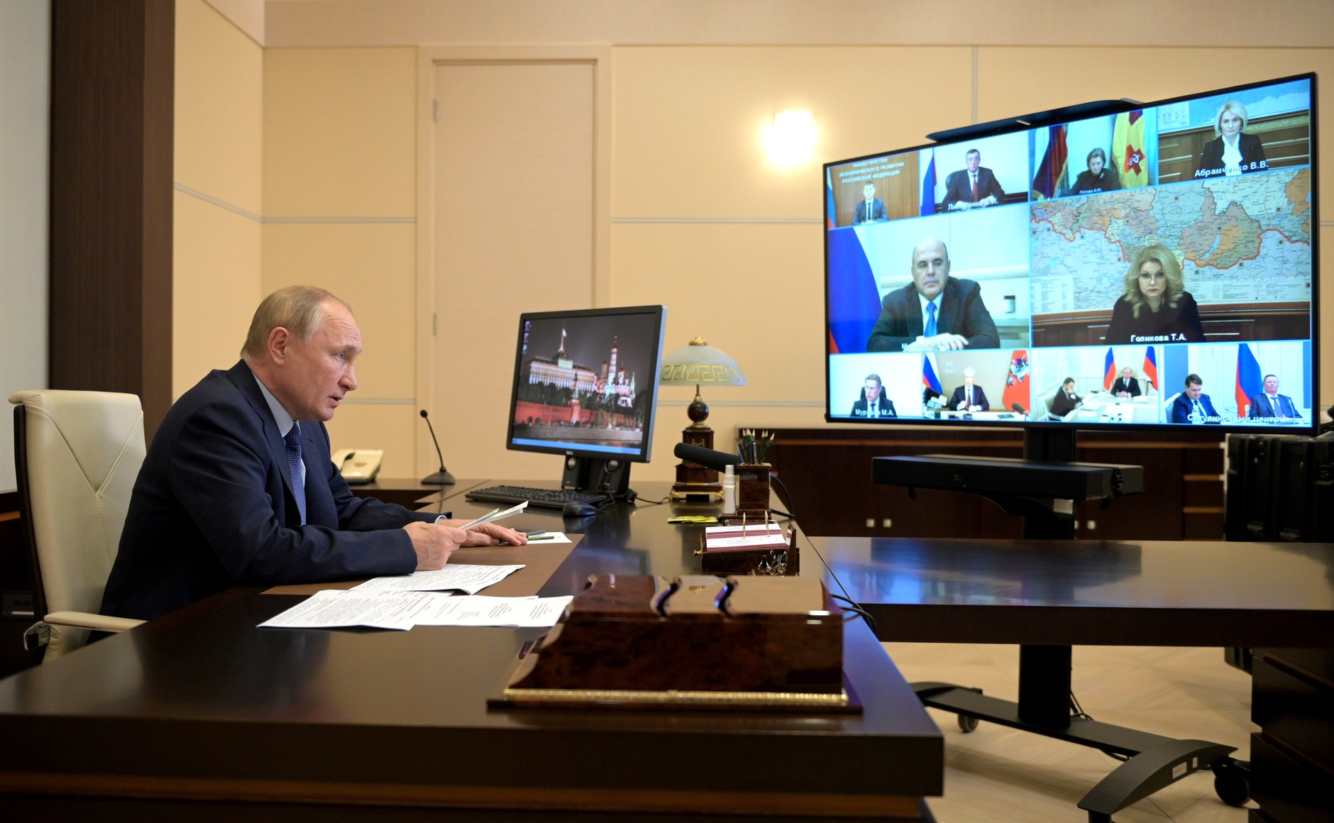 Путин на совещании