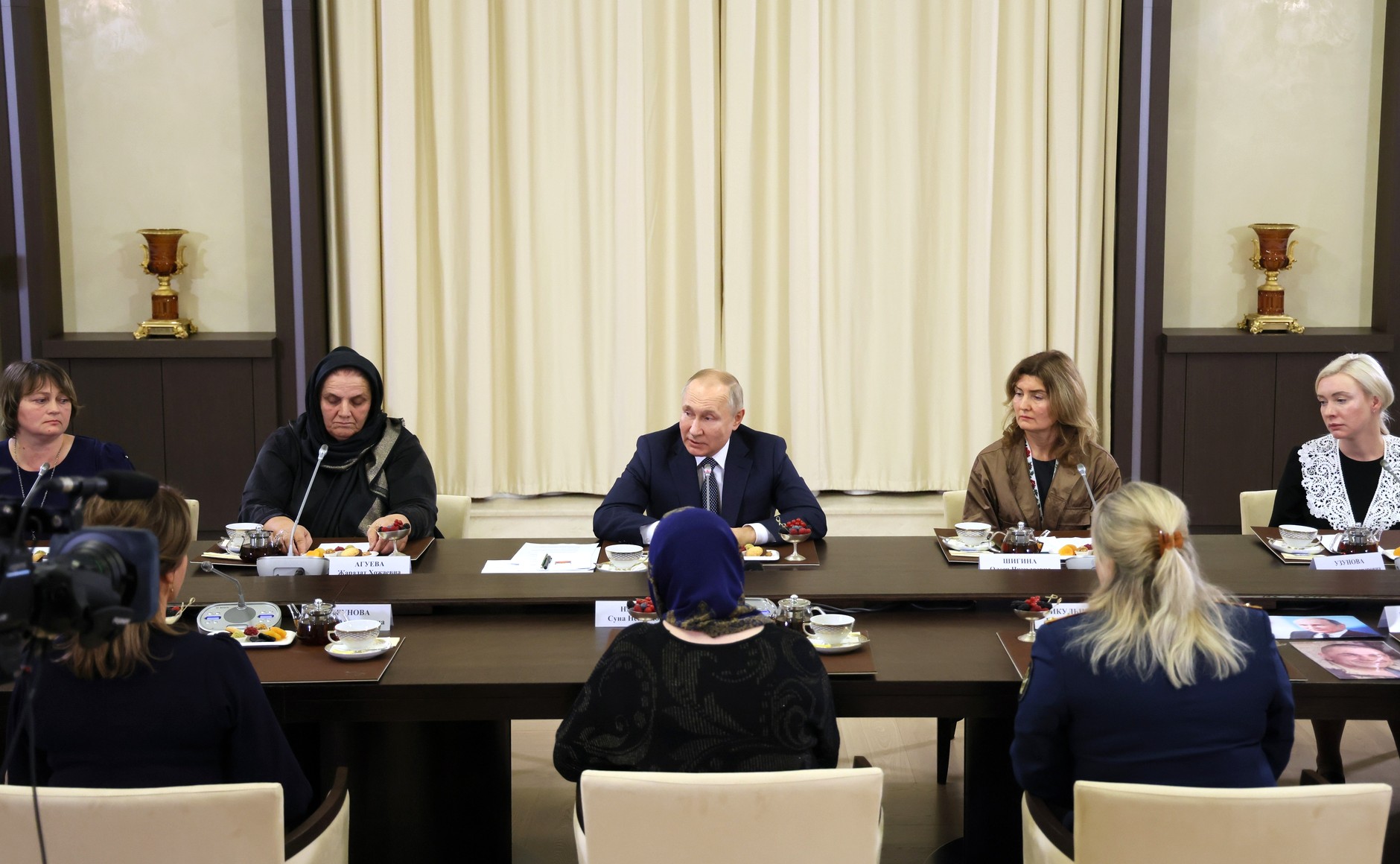 Новости политики пресса. Встреча президента с матерями. Встреча Путина с матерями военнослужащих. Европейские политики.
