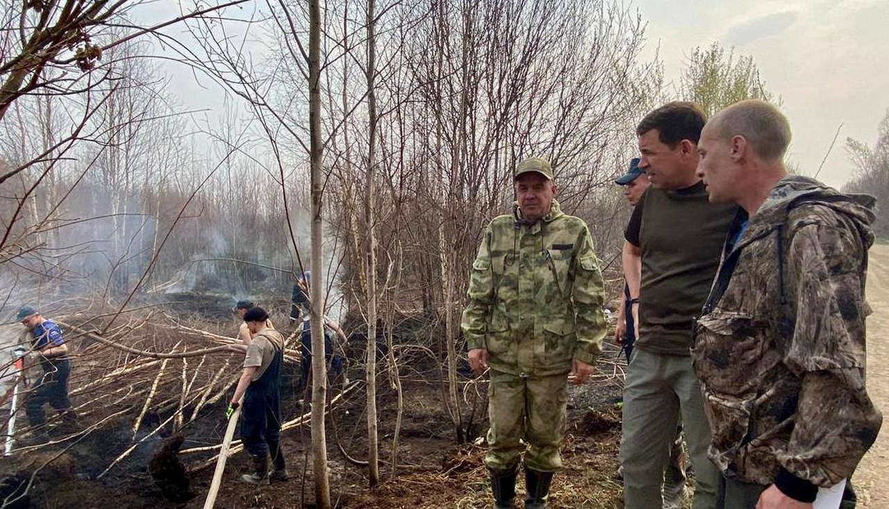 Евгений Куйвашев поблагодарил спасателей и добровольцев, ликвидирующих пожар у п