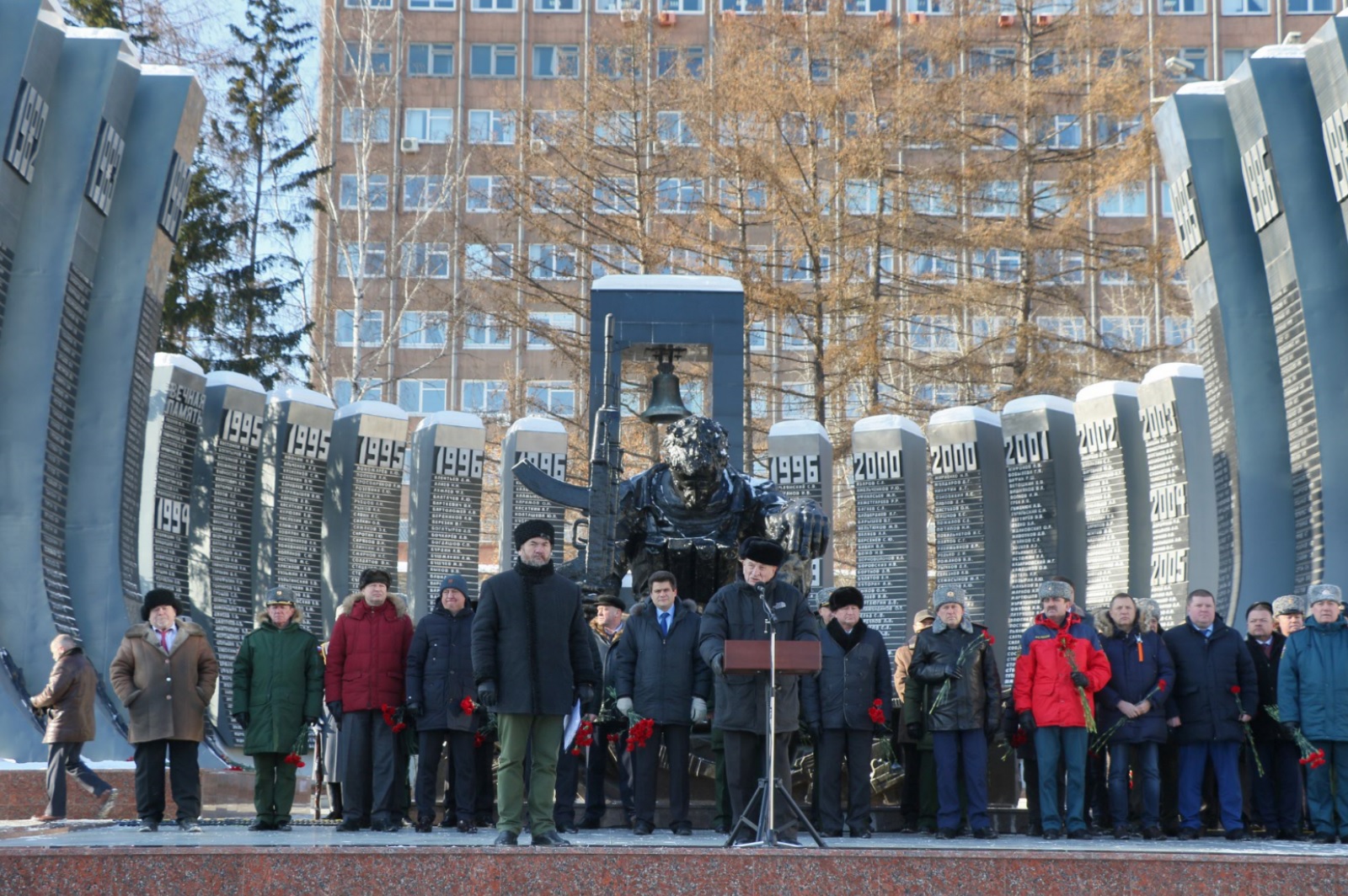 Екатеринбург афганцы. Афганцы Екатеринбург. Екатеринбург черный тюльпан 15 февраля. Чёрный тюльпан Екатеринбург памятник. Памятник воинам Афганистана в Екатеринбурге черный тюльпан.