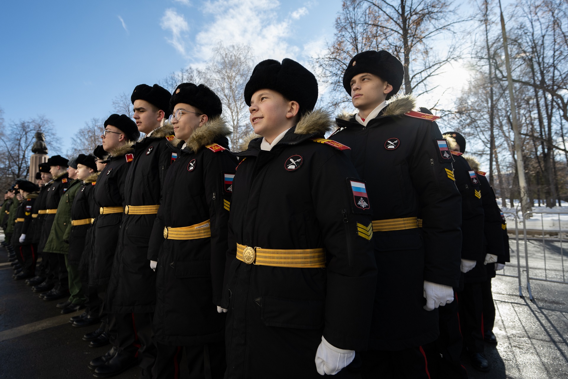 Памятники екатеринбург офицерам. Суворовское училище Екатеринбург. Открытие Суворовского училища. Памятник у Суворовского училища в Екатеринбурге. Обелиск Екатеринбург Суворовского училища.
